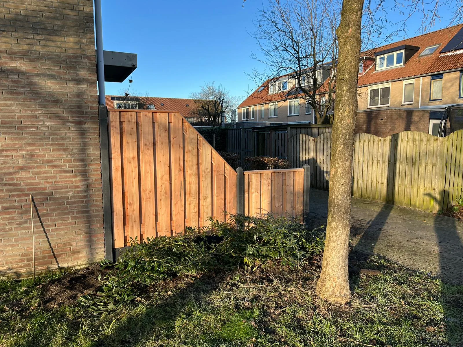 Nieuwe houten schutting geplaatst rondom de tuin