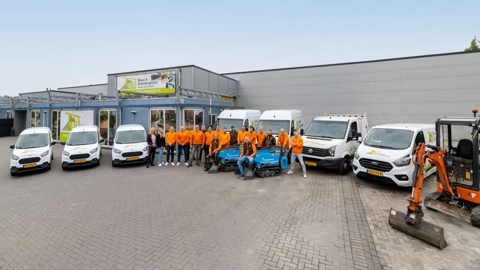 Het team van BJB Bouw & Groenprojecten voor het bedrijfspand met bussen en machines