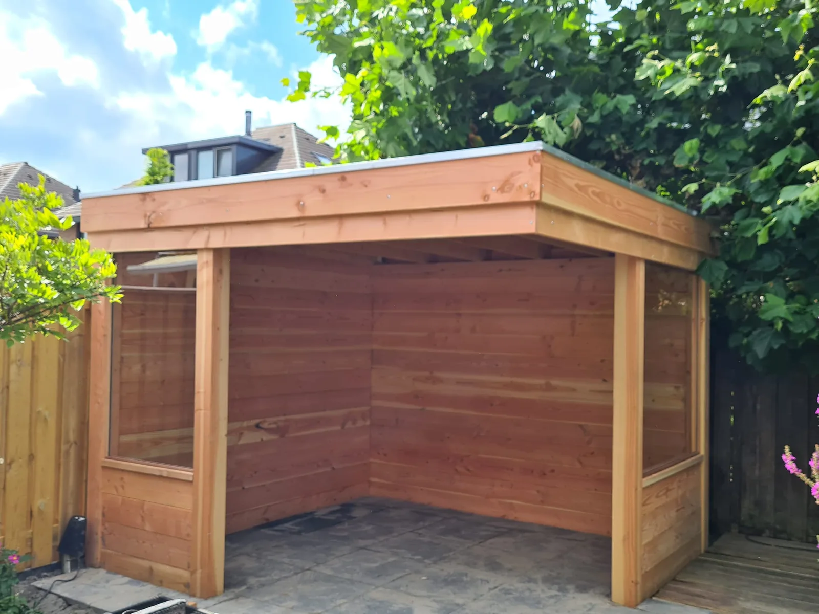 Houten tuinhuis met overstek en houten wanden