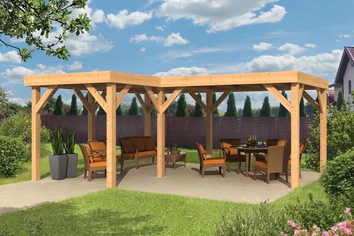 Houten veranda met eettafel en stoelen in de achtertuin