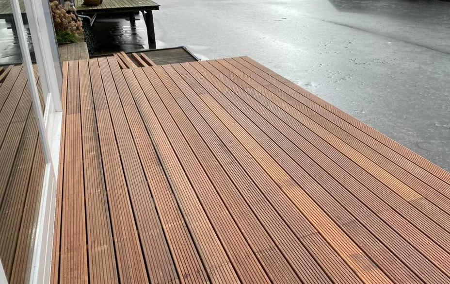 Detail van een pas gelegd hardhouten vlonderdek