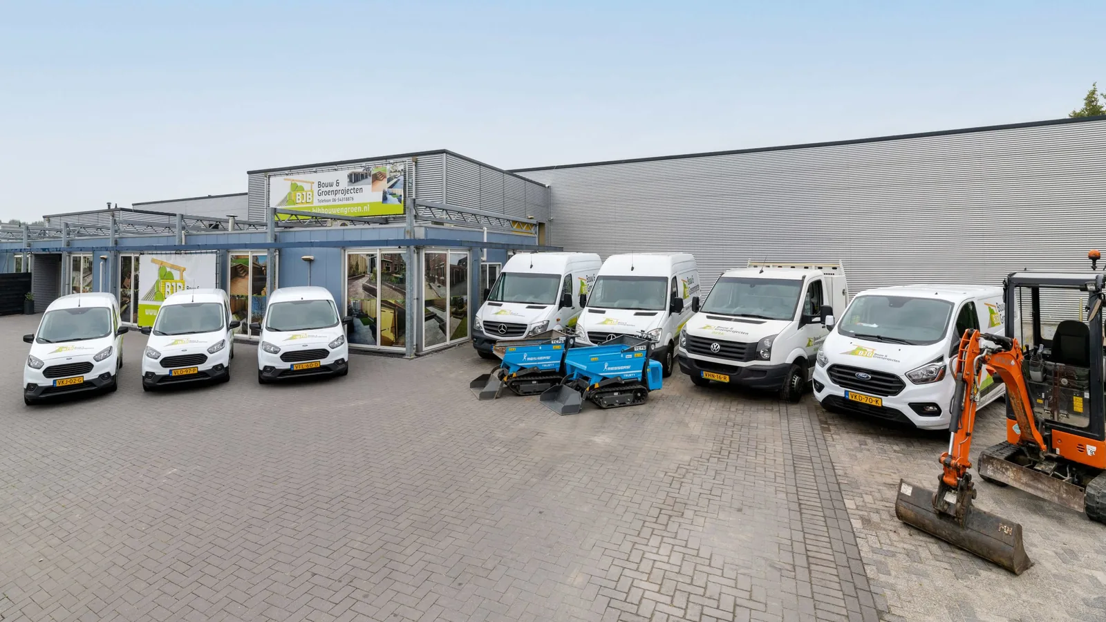 Bedrijfsbussen en materieel van BJB Bouw & Groenprojecten